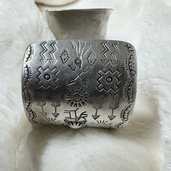 Fred Harvey Era Navajo Repousse Stamped Sterling Silver Wide Cuff Bracelet 52g - Picture 3 of 10